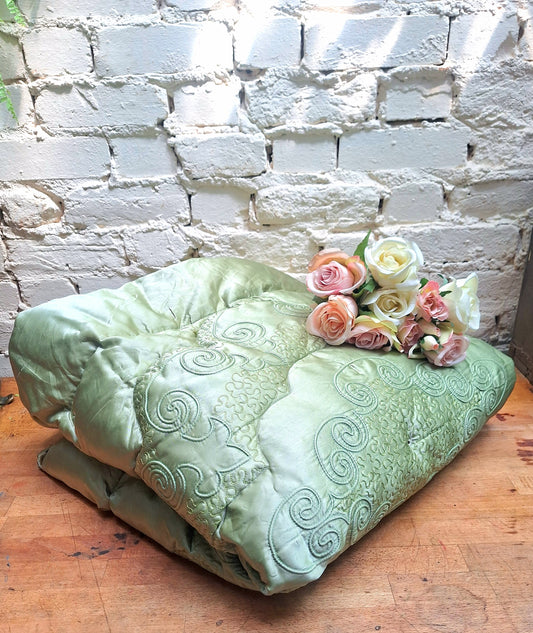 Pretty Vintage Eiderdown or Comforter