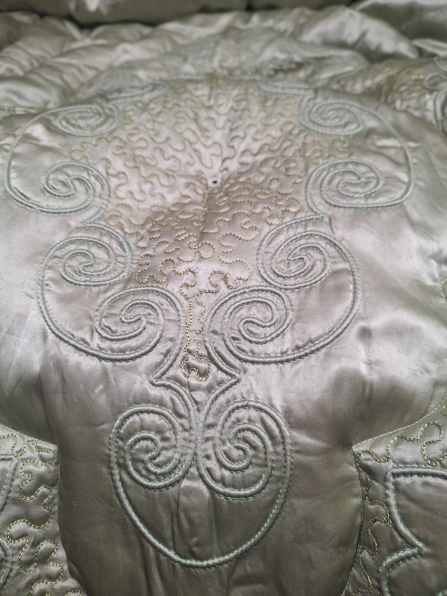Pretty Vintage Eiderdown or Comforter